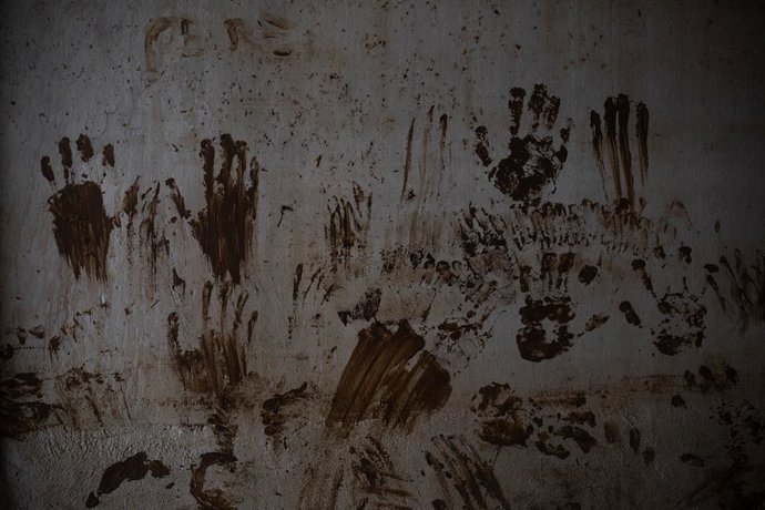 Archivo - Huellas de manos en una pared de tras el paso de la dana (archivo)