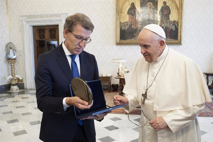 Archivo - El presidente del PP, Alberto Núñez Feijóo, recibido en audiencia por el papa Francisco. Vaticano, 14/06/21