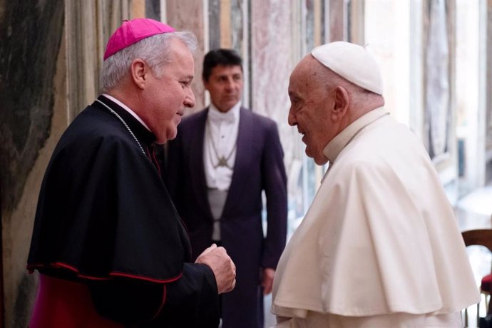 El arzobispo de Burgos junto al Papa Francisco en una foro de archivo.