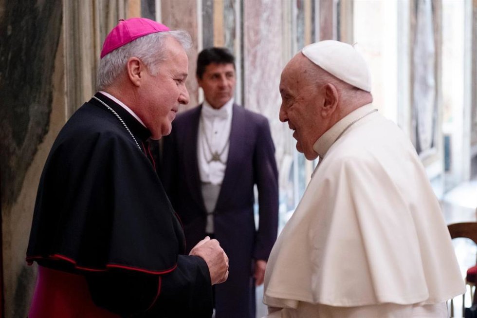 El arzobispo de Burgos junto al Papa Francisco en una foro de archivo.