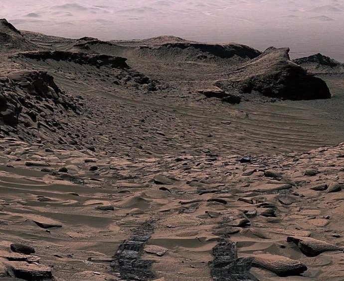 Un fotomosaico tomado por el rover Curiosity el 30 de abril de 2023 en el sitio de perforación de Ubajara, en el cráter Gale de Marte. Las muestras de polvo de roca perforadas aquí contenían siderita, un mineral de carbonato de hierro.
