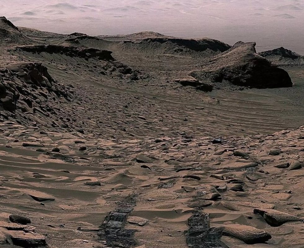 Un fotomosaico tomado por el rover Curiosity el 30 de abril de 2023 en el sitio de perforación de Ubajara, en el cráter Gale de Marte. Las muestras de polvo de roca perforadas aquí contenían siderita, un mineral de carbonato de hierro.