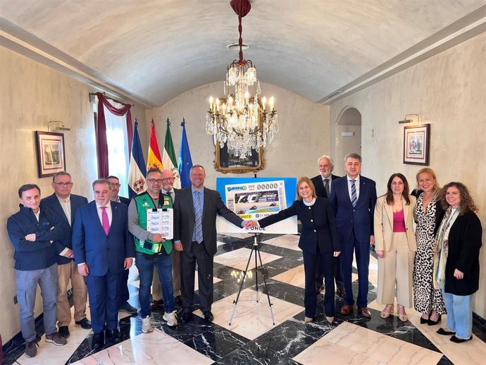 El director general adjunto de Juego de la ONCE, Patricio Cárceles, la alcaldesa de Jerez de la Frontera (Cádiz), María José García-Pelayo, y el director gerente del circuito de Jerez, Cayetano Gómez, presentan el cupón dedicado al circuito