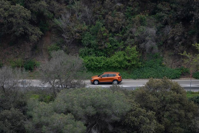 Un coche circula por la carretera de l’Arrabassada, a 15 de abril de 2025, en Barcelona, Cataluña (España). 