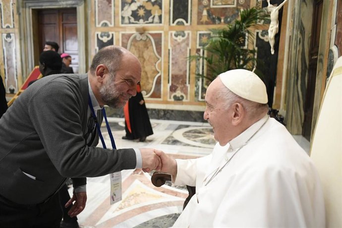 Archivo - José María Calderón con el Papa Francisco en la última Asamblea General de Obras Misionales Pontificias (OMP) en mayo de 2023.