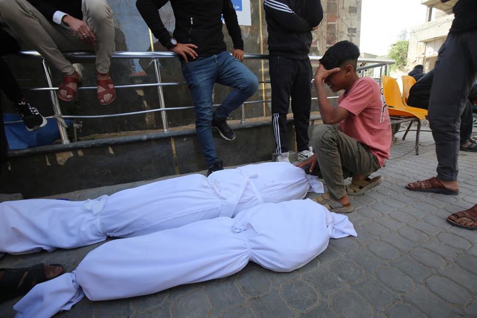 Palestinos en el Hospital Al Shifa de la ciudad de Gaza junto a los cadáveres de varios muertos en bombardeos de Israel contra la Franja de Gaza (archivo)