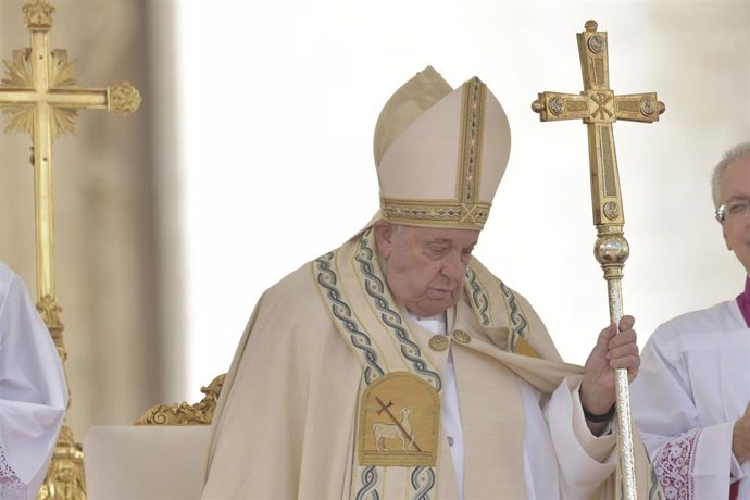 Archivo - El Papa Francisco durante la proclamación de nuevos santos de la Iglesia Católica en la Jornada Mundial de las Misiones 2024, en el Vaticano, a 20 de octubre de 2024, en Ciudad del Vaticano