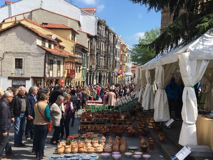 Archivo - Semeya d'arquivu de la Comida na cai' d'Avilés.  
