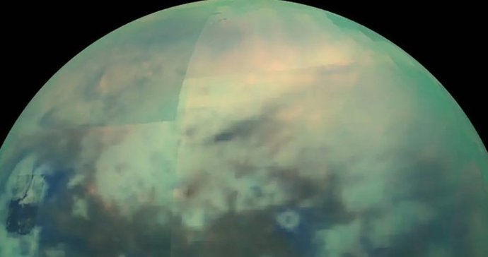 Esta imagen compuesta muestra una vista infrarroja de la luna Titán de Saturno desde la nave espacial Cassini de la NASA, adquirida durante el sobrevuelo "T-114" de la misión el 13 de noviembre de 2015.