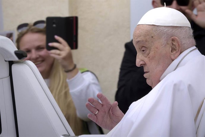 O Papa Francisco durante a concessão da bênção "Urbi et Orbi" e deseja "Boa Páscoa" da sacada da Basílica de São Pedro, em 20 de abril de 2024, em Roma, Itália.