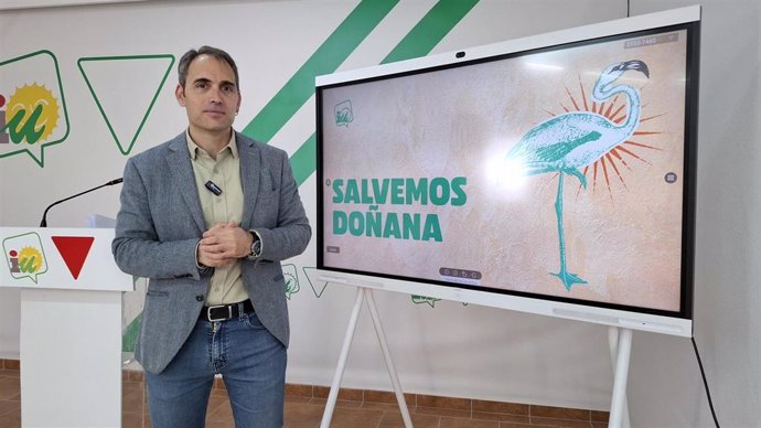 El coordinador de IU Andalucía y diputado en el Congreso, Toni Valero, en rueda de prensa en Málaga