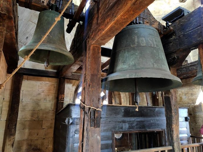 Archivo - Conjunto de campanas de la Catedral de Oviedo, ubicadas en la torre gótica.