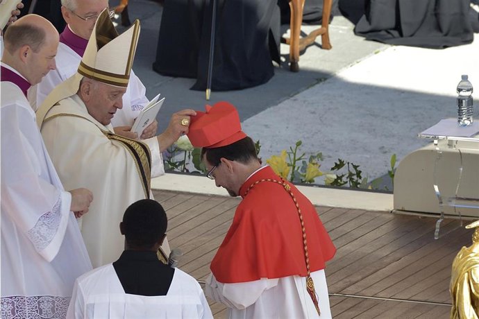 Archivo - El Papa Francisco (i) nombra cardenal al arzobispo de Madrid, Jose Cobo (d) en la basílica vaticana de San Pedro, a 30 de septiembre de 2023, en Roma, (Italia). 