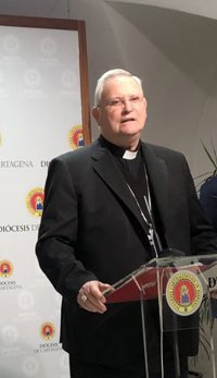 El obispo de Cartagena pide a los sacerdotes que toquen las campanas a las 12 horas en memoria del Papa