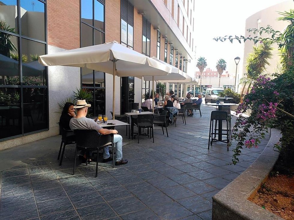 Archivo - Terraza de un hotel en Almería.