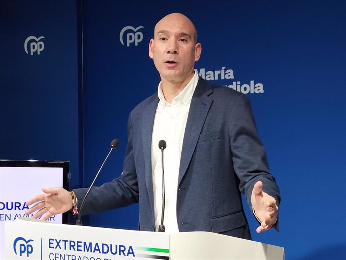El portavoz del PP de Extremadura, José Ángel Sánchez Juliá, en una rueda de prensa en la sede regional del partido.