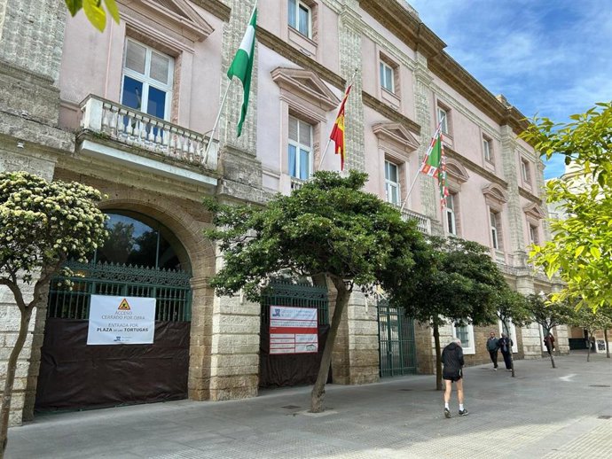 Accesos cerrados del Palacio Provincial por obras de accesibilidad.