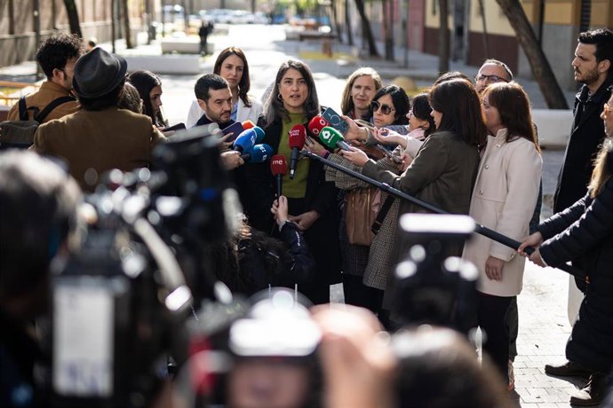 La portavoz de Más Madrid en la Asamblea de Madrid, Manuela Bergerot, ofrece declaraciones a los medios para hablar sobre pisos turísticos ilegales en Madrid, a 21 de abril de 2025, en Madrid (España). Según un estudio realizado por el Ministerio de Derec