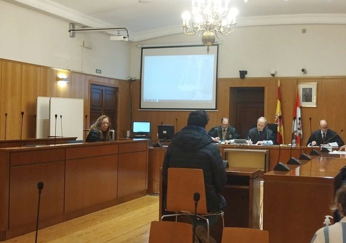 Pacta una condena de dos años de cárcel la letrada de un 'camello' que cobraba vía bizum y reside en  Colombia. En la foto, de espaldas,uno de los policías locales y a la izquierda la defensora del traficante, que se encuentra en su país.