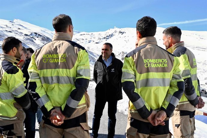El presidente de la Diputación de Granada, Francis Rodríguez, visita el Parque de Bomberos de Sierra Nevada.