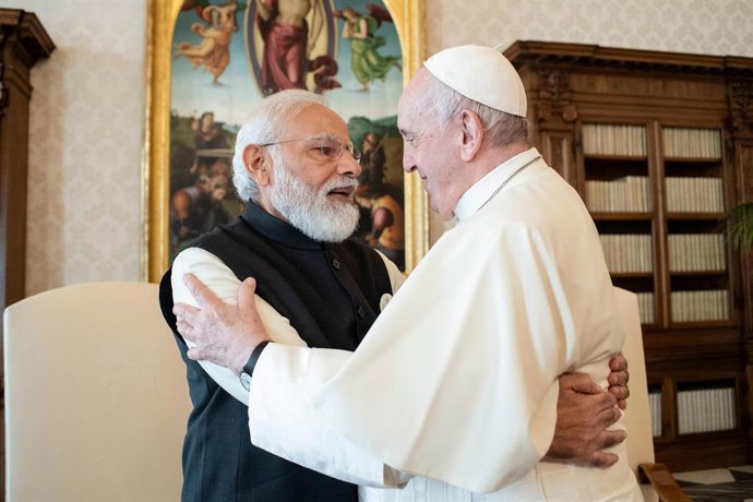 Archivo - 30 de outubro de 2021, CIDADE DO VATICANO: o Papa Francisco e o primeiro-ministro da Índia, Narendra Modi, durante seu encontro na Cidade do Vaticano, em 30 de outubro de 2021...ANSA/VATICAN MEDIA.+++ A ANSA FORNECEU ACESSO A ESTA FOTO DE APRESE
