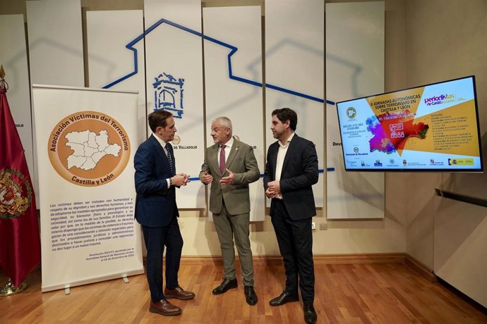 De derecha a izquierda, el presidente de la Diputación de Valladolid, Conrado Íscar; el presidente de la Asociación de Víctimas del Terrorismo de Castilla y León, Sebastián Nogales, y el vicedecano del Colegio de Periodistas, Jorge Francés.