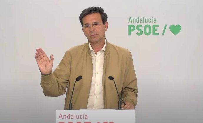 El portavoz del PSOE-A, Francisco Cuenca, en rueda de prensa en Sevilla.