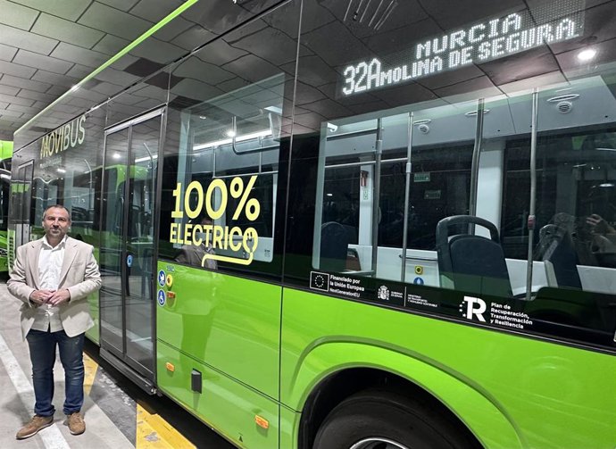 El director general de Movilidad y Transportes, José Antonio Verdú, junto a uno de los autobuses Movibus cien por cien eléctricos que van a realizar la prueba piloto