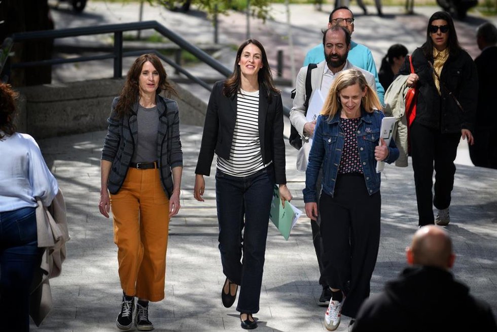 (i-d) La concejala de Más Madrid en el ayuntamiento de Madrid, Sara Ladra Álvarez, la portavoz de Más Madrid en el Ayuntamiento de Madrid, Rita Maestre y la concejala de Más Madrid en el Ayuntamiento de Madrid, Lucía Lois Méndez de Vigo, mostrando la de