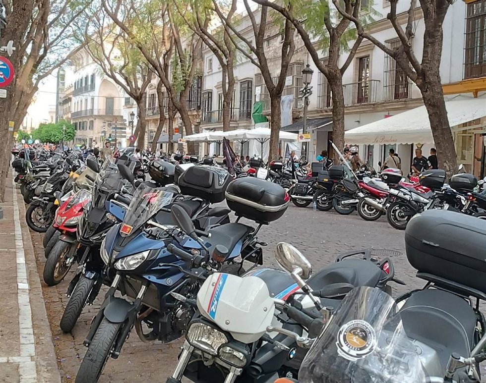 Archivo - Motos aparcadas en el centro de Jerez con motivo del Gran Premio de España de Motociclismo. ARCHIVO.
