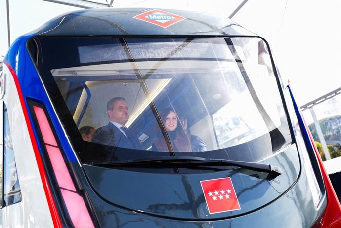 La presidenta de la Comunidad de Madrid, Isabel Díaz Ayuso, ha visitado este lunes la exposición del 'Tren del Futuro de Metro'