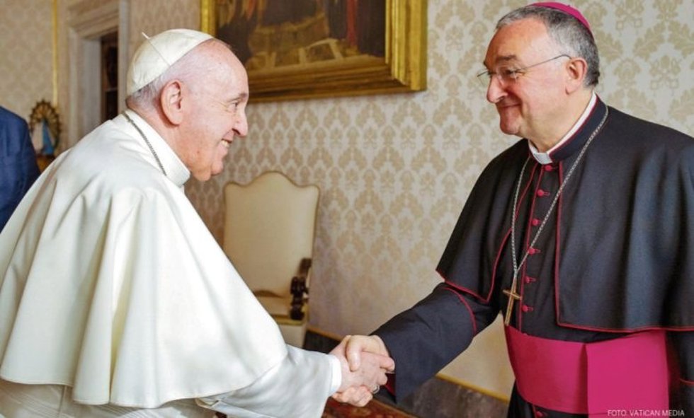 El Papa Francisco estrecha la mano del obispo de Almería, Antonio Cantero.