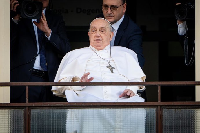 23 de março de 2025, Roma, Itália: O Papa Francisco aparece na janela da Policlínica Agostino Gemelli, em Roma, onde estava hospitalizado desde 14 de fevereiro.,Imagem: 978608347, Licença: Rights-managed, Restrictions: , Liberação de modelo: não, Linha de