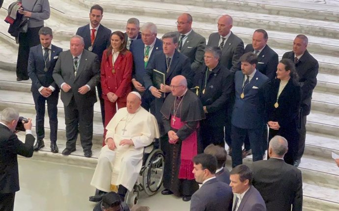 Archivo - El papa Francisco junto al obispo de la Diócesis de Huelva, Santiago Gómez Sierra; el presidente de la Hermandad Matriz, Santiago Padilla; y representantes de hermandades rocieras.