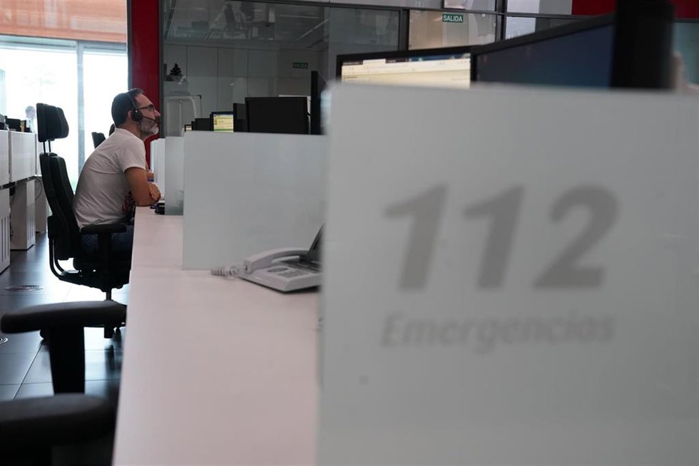 Archivo - Imagen de recurso de un telefonista del 112, Andalucía.