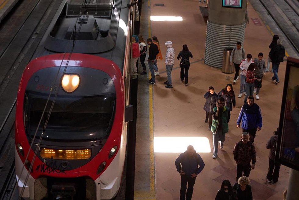 Archivo - Varias personas en el andén de un tren de cercanías en la estación Almudena Grandes-Atocha Cercanías, a 5 de abril de 2023, en Madrid (España).