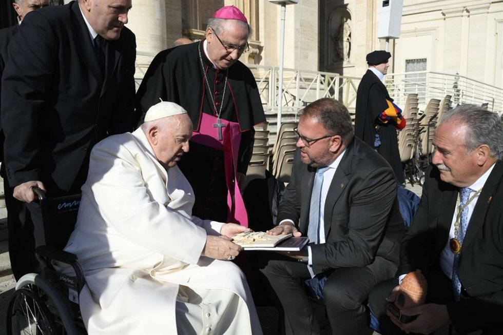 El Papa Francisco y el alcalde de Mérida, Antonio Rodríguez Osuna, durante la visita al Vaticano en noviembre de 2022.
