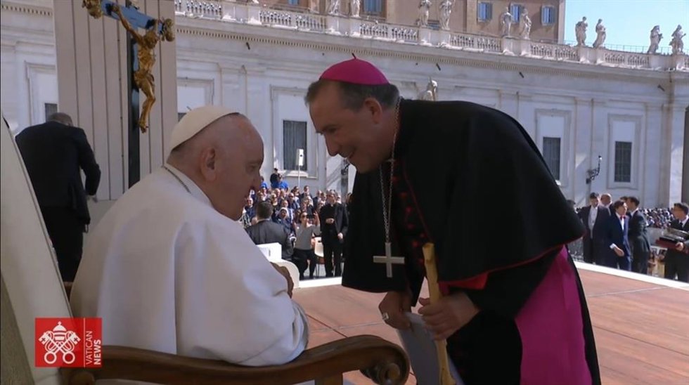 Archivo - El obispo de Ibiza y Formentera, Vicente Ribas, saluda al Papa Francisco