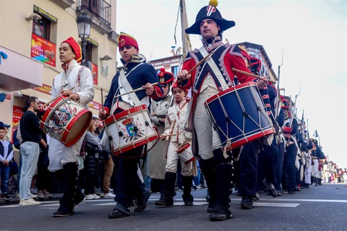 Archivo - Varios actores desfilan durante la recreación de la Liberación de Madrid, en la Plaza de la Villa, a 4 de mayo de 2024, en Madrid (España).