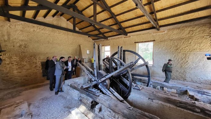 El consejero de Medio Ambiente, Universidades, Investigación y Mar Menor, Juan María Vázquez, visita junto al alcalde de La Unión, Joaquín Zapata, las obras de restauración del Castillete de Calblanque