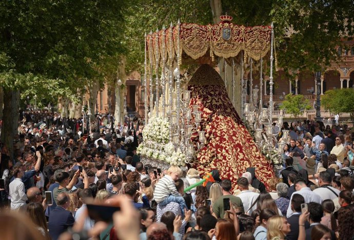 La hermandad de Santa Genoveva, a su paso por la Plaza de España, durante su estación de penitencia el Lunes Santo.