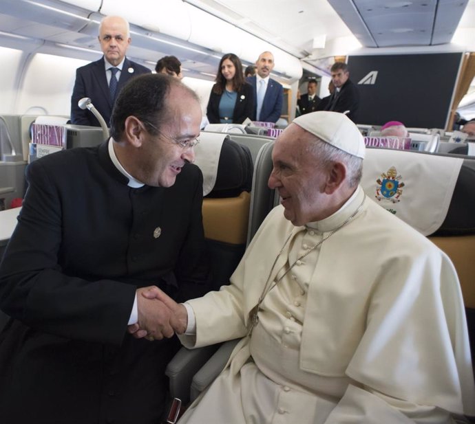 El obispo de Coria-Cáceres, Jesús Pulido, y el Papa Francisco en una foto de archivo