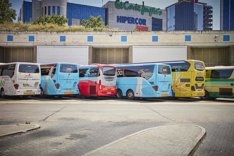 Archivo - Autobuses en la estación de Méndez Álvaro
