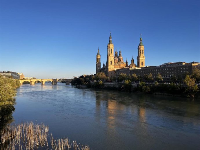 Archivo - Río Ebro a su paso por Zaragoza, con el puente de Piedra y la Basílica del Pilar en el fondo.