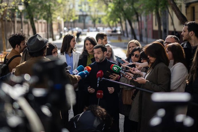 El ministro de Derechos Sociales, Consumo y Agenda 2030, Pablo Bustinduy, atiende a los medios de comunicación para hablar sobre pisos turísticos ilegales en Madrid