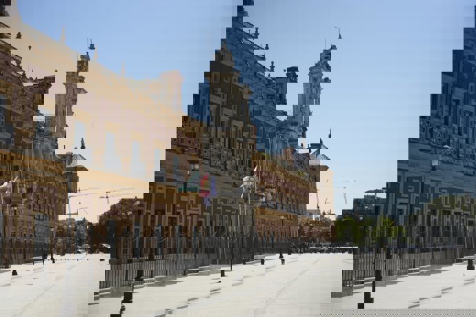 Fachada del Palacio de San Telmo con banderas a media asta