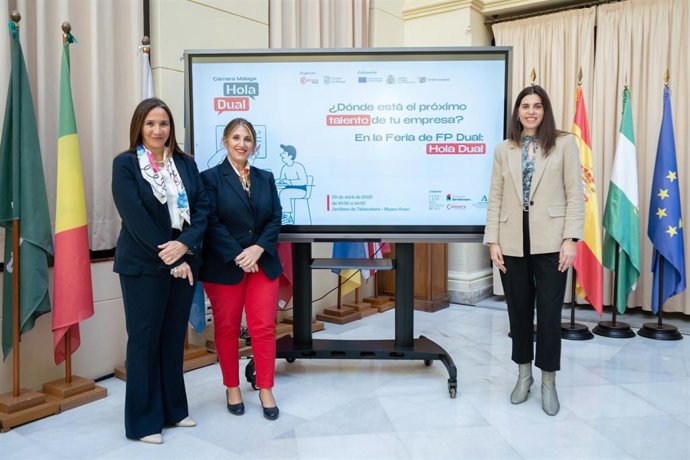 La concejala delegada de Educación, María Paz Flores, junto con la vicepresidenta de la Cámara de Comercio, Paloma Moreno, han presentado esta iniciativa que pretende promocionar y difundir esta modalidad educativa.