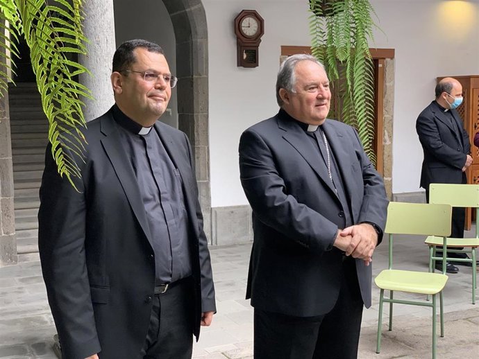 Archivo - Cristóbal Déniz (izquieda) junto al obispo de Canarias,  José Mazuelos