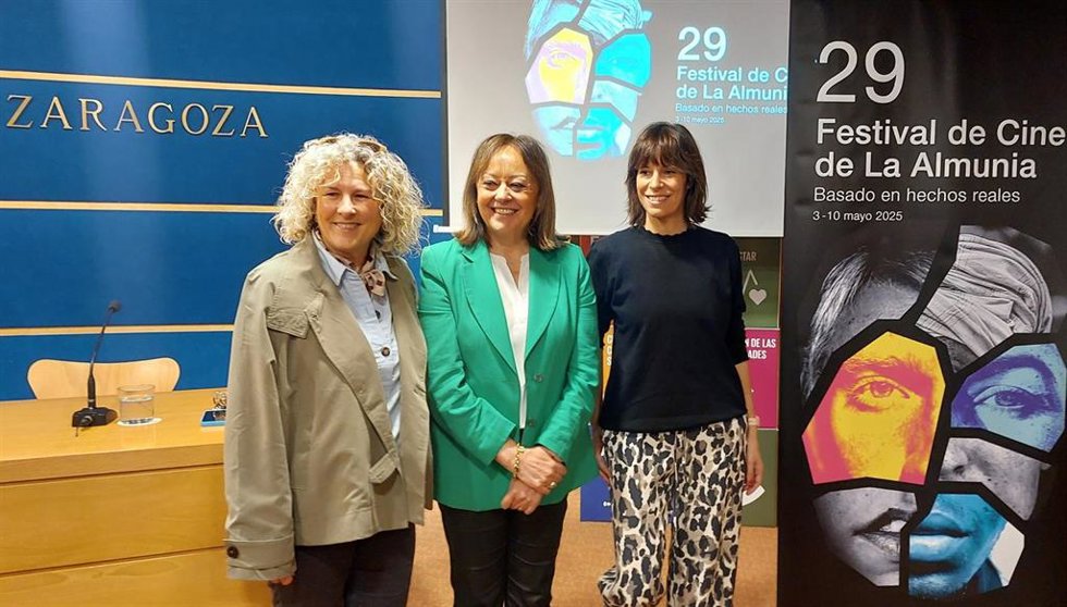 La concejala de Cultura de La Almunia de Doña Godina, Marisa Martínez; la diputada delegada de Cultura de la DPZ, Charo Lázaro; y la directora de Producción de Fescila, Carmen Pemán.