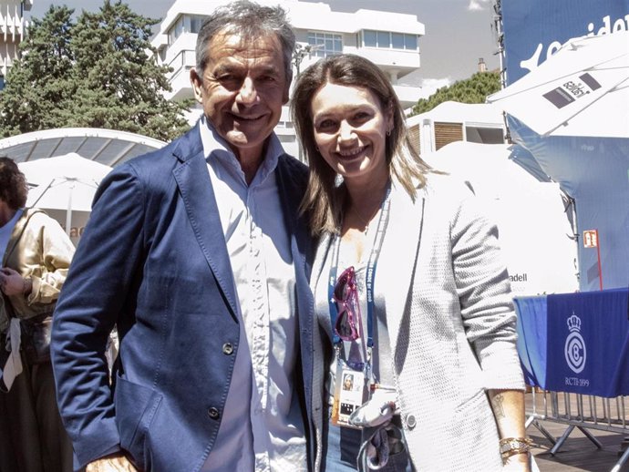 Emilio Sánchez Vicario y Simona Bronzetti asisten a la final del Trofeo de tenis Conde de Godó entre Carlos Alcaraz y Holger Rune